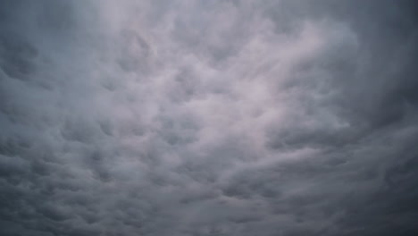 Dünne-Schichten-Von-Gewitterwolken-Am-Himmel,-Abstraktes-Selbstmörderisches-Albtraumkonzept