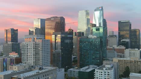 Skyline-Der-Innenstadt-Von-Los-Angeles,-Kalifornien,-Mit-Einem-Rosafarbenen-Sonnenuntergang
