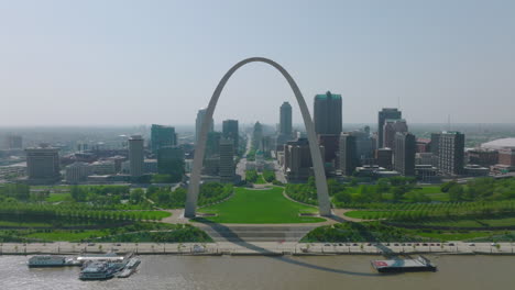 Imágenes-Aéreas-De-Un-Hito-Histórico-Nacional-En-St-Louis,-Arco-De-Entrada-Visto-Desde-El-Cielo