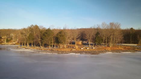 a-lake-community-in-the-pocono-mountains-during-winter