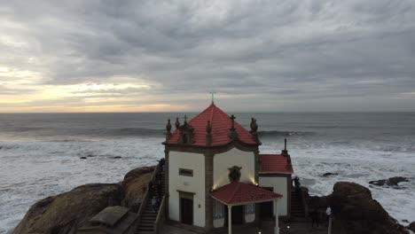 Kirche-In-Der-Nähe-Des-Ozeans-In-Gaia-Porto-Portugal