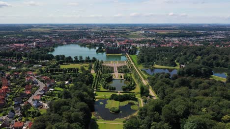 Vista-Aérea-Del-Castillo,-Parque,-Lago-Y-Jardín-De-Frederiksborg-En-Hillerod,-Dinamarca