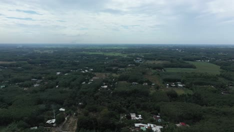 Luftaufnahme-Von-Cu-Chi,-Vietnam-Mit-Bauernhöfen,-Wäldern-An-Einem-Sonnigen-Tag-Mit-Blauem-Himmel