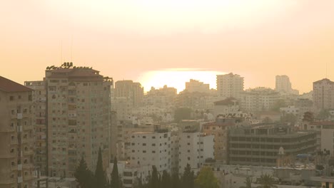 Weitwinkelaufnahme-Von-Gaza-Stadt-Mit-Einem-Dunstigen-Sonnenuntergang-über-Dem-Meer-Im-Hintergrund