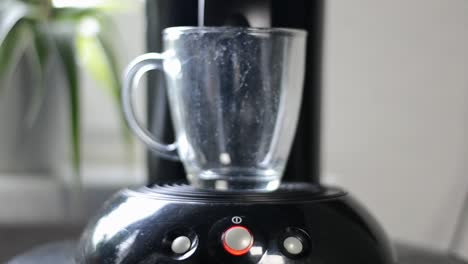 Die-Schwarze-Kaffeemaschine-Wird-Eingeschaltet,-Dann-Wählt-Die-Person-Die-Taste-Für-Zwei-Tassen