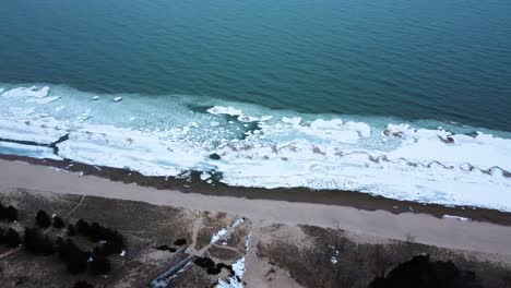 Parallax-4k-Drohnenvideo-Eines-Strandes-Mit-Gefrorener-Küste