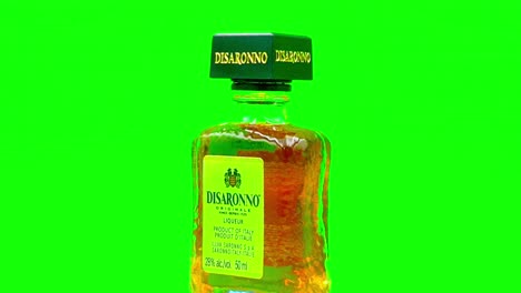 Disaronno-Amaretto-Likör-Wird-Aus-Einer-Geheimen-Mischung-Exotischer-Kräuter-Und-Gewürze-Hergestellt,-Die-Für-Seinen-Exquisiten,-Unverwechselbaren-Geschmack-In-Aprikosenkernöl-Eingeweicht-Sind