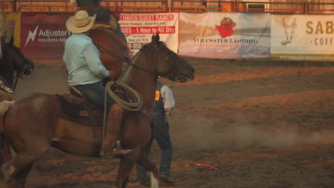 Zeitlupenaufnahme-Eines-Cowboys,-Der-Beim-Springen-Und-Treten-über-Dem-Pferd-Sitzt