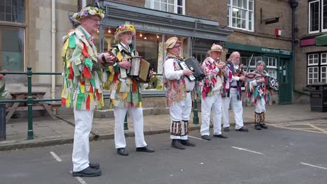 Rutland-Morris-Men-playing-music-and-dancing-in-Uppingham-market-square-the-county-of-Rutland,-the-smallest-county-in-England,-Great-Britain