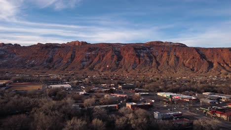 Während-Der-Goldenen-Stunde-Von-Der-Red-Rock-Canyon-Wand-In-Moab,-Utah,-Wegfliegen,-Luftaufnahme
