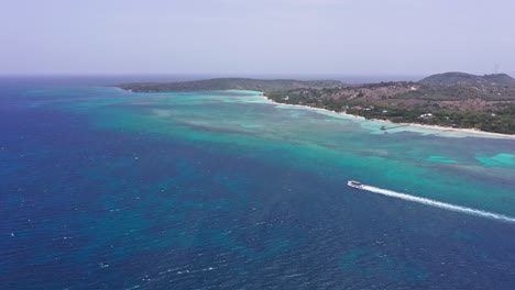 Barco-De-Crucero-En-Playa-La-Ensenada,-Punta-Rucia,-República-Dominicana
