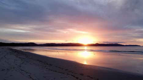 Lebhafter-Sonnenuntergang-Spiegelt-Sich-Am-Strand-Von-Spirits-Bay-In-Northland,-Nordinsel-Neuseelands