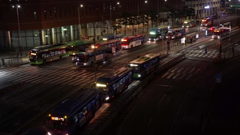 Downtown-bus-station-in-Seoul,-South-Korea-after-dark---establishing-shot