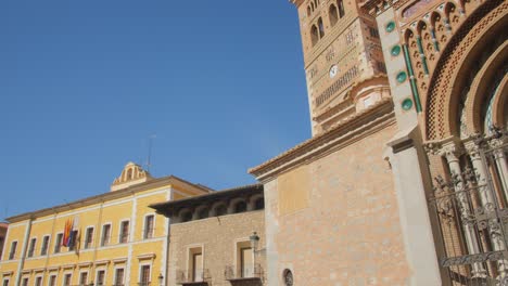 Touristen-Besuchen-Den-Mudéjar-Turm-Der-Kathedrale-Von-Teruel-Auf-Dem-Hauptplatz-In-Aragonien,-Spanien