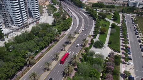 Drohnenansicht-Einer-Autobahn-In-Valencia,-Die-Zur-Stadt-Der-Künste-Und-Wissenschaften-Führt