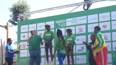 Die-Siegerin-Des-Frauenmarathons-Erhielt-Ihre-Trophäe-Und-Ihr-Medaillon