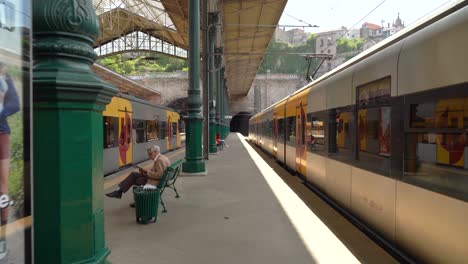 Pasajeros-Esperando-Para-Salir-De-La-Estación-De-Tren-De-Sao-Bento