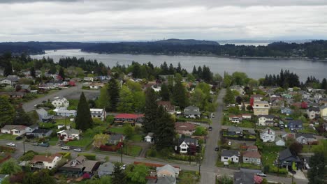 Waterfront-Houses-By-The-Sinclair-Inlet-In-Bremerton,-Washington