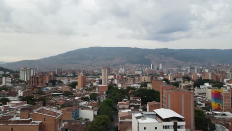 Volando-Sobre-Calles-Arboladas-En-Una-Gran-Ciudad,-Medellín,-Colombia