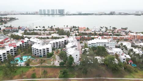 Luftdrohnenaufnahme-Eines-Viertels-Mit-Gebäuden,-Hotels-Und-Resorts-In-Cancun,-Mexiko