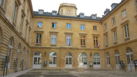 Campus-Innenhof-Am-Renommierten-College-De-France-In-Paris,-Frankreich