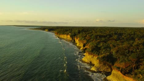 Wunderschöner-Sonnenuntergang-Auf-Den-Klippen-Der-Pazifikküste-Kolumbiens