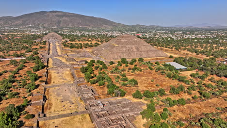 Teotihuacan-Mexico-Drone-Aéreo-V9-Vuela-Alrededor-De-La-Avenida-De-Los-Muertos-Y-Sobrevuela-La-Pirámide-Del-Sol-Capturando-La-Espectacular-Vista-Del-Sitio-Arqueológico---Filmado-Con-Cine-Mavic-3---Diciembre-De-2021