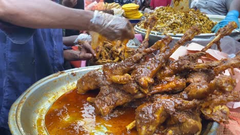 Proveedor-Marinando-Piezas-De-Pierna-De-Cordero-En-Salsa-De-Curry-Para-Personas-En-Chowk-Bazaar-En-Dhaka