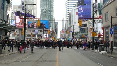 Downtown-intersection-Packed-with-Pro-Ukraine-people-protesting-Against-Russian-Invasion,-Toronto