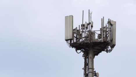 Antena-De-Torre-De-Telecomunicaciones-De-Telefonía-Celular.-Estación-Transmisora