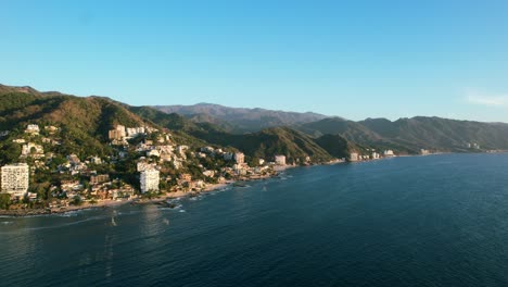 Weite-Panorama-Gebirgskette-An-Der-Küste-Von-Puerto-Vallarta,-Mexiko,-Bei-Sonnenuntergang-Zur-Goldenen-Stunde,-Luftaufnahme