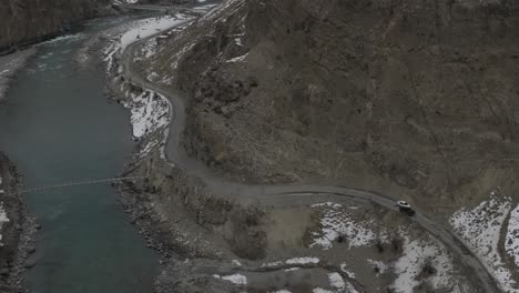 Toma-De-Drones-De-Altit-Fort-En-El-Valle-De-Hunza-Con-Río-Turquesa-Y-Bosque-De-Otoño
