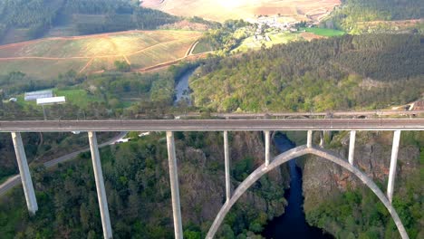 Vuelo-Aéreo-Sobre-El-Nuevo-Viaducto-De-Ulla-Con-El-Viejo-Puente-Gundian-Detrás