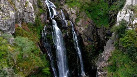 Luftaufnahme-Der-Wasserfälle-Von-Fervenza-Do-Toxa,-Die-Die-Felswand-Hinunterstürzen