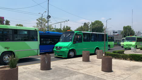 Fila-De-Autobuses-Verdes-Tradicionales-Mexicanos-La-Buseta-En-La-Estación-De-Autobuses-De-La-Ciudad-De-México