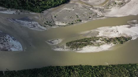 Luftgleiten-über-Einen-Ausgetrockneten-Fluss,-Umgeben-Von-Fichtenwald-In-Alaska-Im-Sommer