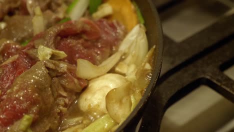 Koreanisches-Gericht-Köchelt-In-Einer-Pfanne-über-Dem-Herd-In-Der-Küche