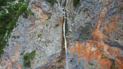 Dieser-Atemberaubende-Wasserfall-Befindet-Sich-Im-Logar-Tal-In-Nordslowenien-Und-Heißt-Rinka-Fälle