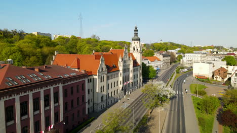 Amplia-Vista-Aérea-Del-Tribunal-De-Distrito-De-Edificios-Arquitectónicos-En-La-Ciudad-De-Bydgoszcz,-Polonia