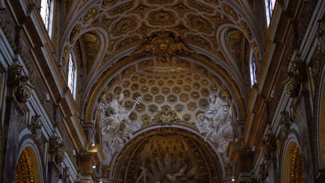 Das-Innere-Einer-Römischen-Kirche-Mit-Gelben-Lichtern-Und-Etwas-Natürlichem-Licht,-Das-Von-Oben-Einfällt