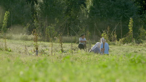 Romanian-women-with-traditional-forks-in-the-countryside