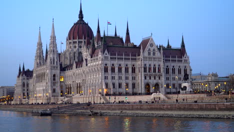 Budapester-Parlament-Und-Die-Donau-Bei-Sonnenuntergang
