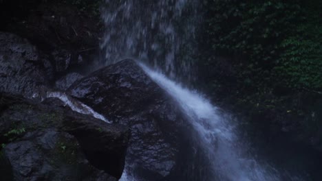 Der-Schwarze-Stein,-Der-Vom-Wasserfall-Getroffen-Wurde