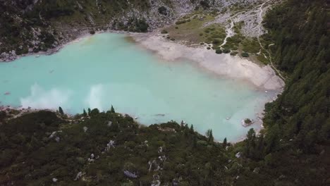 Lago-Di-Sorapis-En-Italia-Visto-Desde-Un-Dron