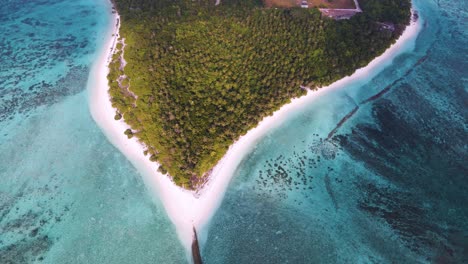 Draufsicht-Auf-Die-Malediveninsel,-Auf-Der-Sich-Die-Stadt-Befindet,-Umgeben-Von-Der-Unglaublichen-Farbe-Des-Wassers
