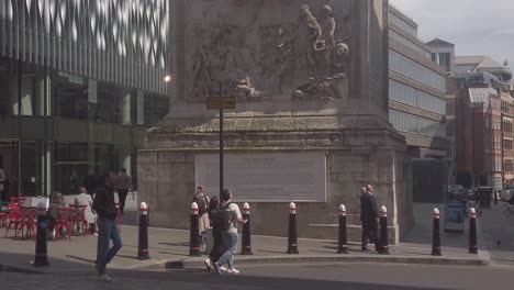 Slow-motion-of-tourists-at-the-Monument-to-the-Great-Fire-of-London