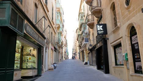 Majestuosa-Arquitectura-Del-Estrecho-Centro-De-Valletta,-Vista-Inclinada-De-Mano
