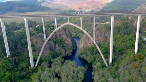 Vista-Aérea-Del-Nuevo-Viaducto-De-Ulla-Con-El-Viejo-Puente-Gundian-De-Fondo-En-Galicia