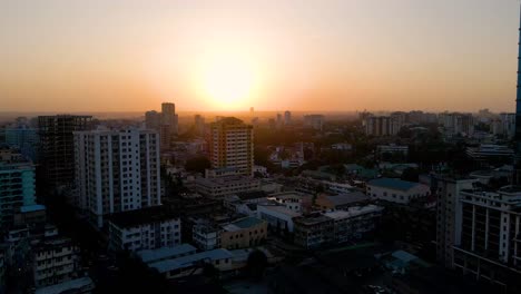 Dar-Es-Salaam---Tansania---16.-Juni-2022---Stadtbild-Von-Dar-Es-Salaam-Bei-Sonnenuntergang-Mit-Wohn--Und-Bürogebäuden