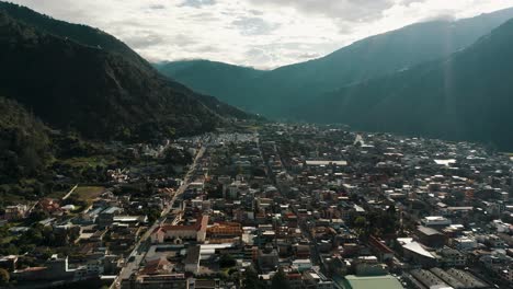 Vista-Espectacular-De-Las-Montañas-Que-Rodean-La-Ciudad-De-Baños-De-Agua-Santa-Al-Amanecer-En-La-Provincia-De-Tungurahua,-Ecuador